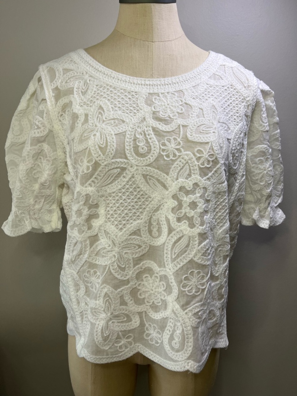 Solitaire White Floral Crochet Short-Sleeve Blouse